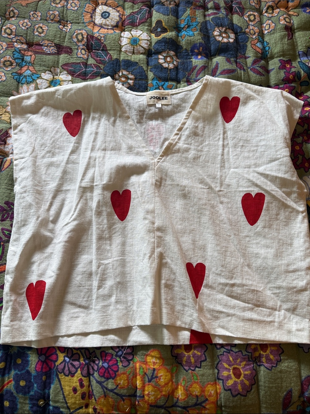 White Linen Blend V-Neck Blouse with Red Heart Print - FOR @tatarazuk